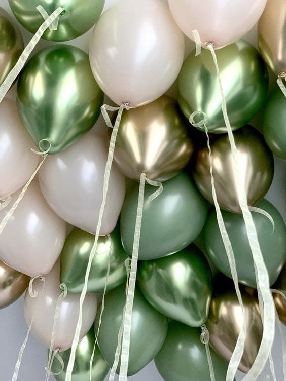 Композиция из зелёных, белых и золотых шаров